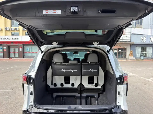 Toyota Sienna — Фото автомобиля 12