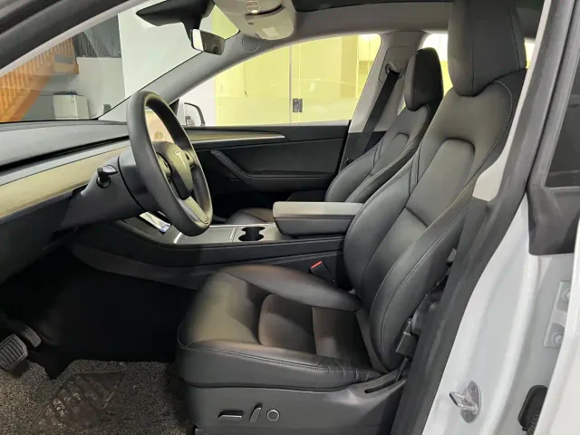 Tesla Model Y — Фото автомобиля 10