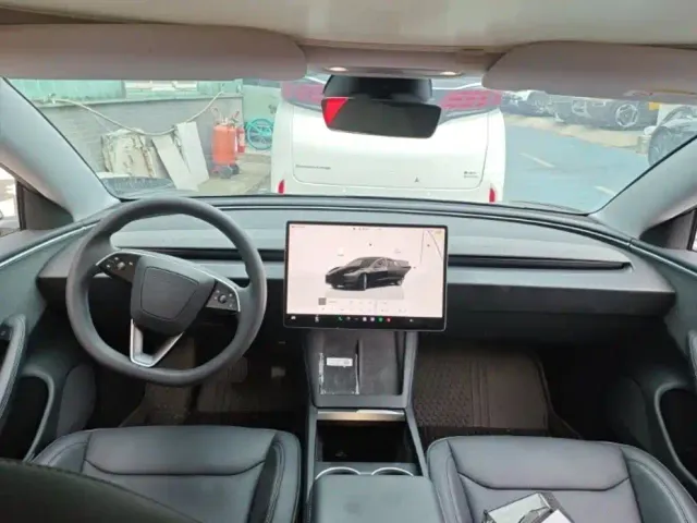 Tesla Model 3 — Фото автомобиля 6
