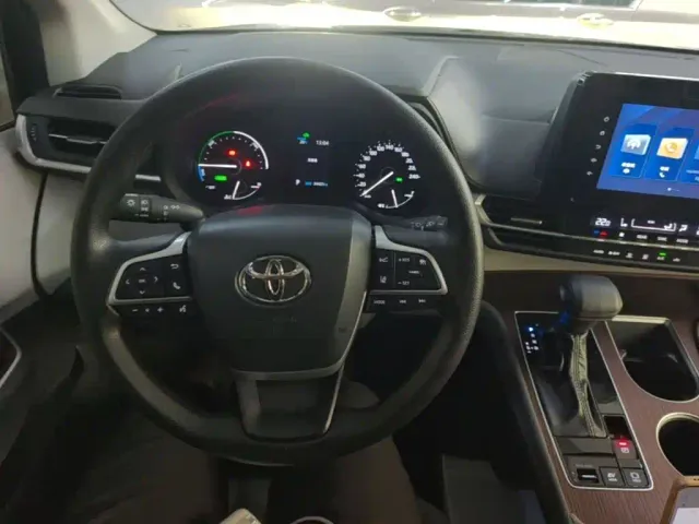 Toyota Sienna — Фото автомобиля 9