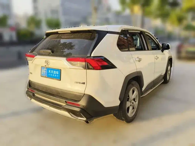 Toyota RAV4 — Фото автомобиля 2