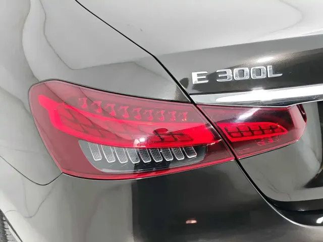 Mercedes-Benz E-Class — Фото автомобиля 19