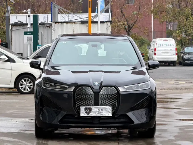 BMW iX — Фото автомобиля 2