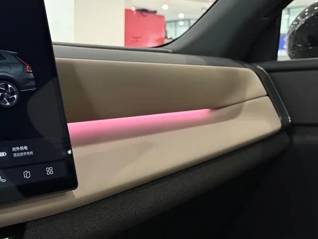 Volvo XC70 Plug-in Hybrid — Фото автомобиля 14