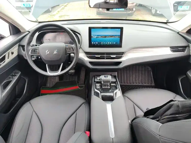 Hongqi E-QM5 — Фото автомобиля 5