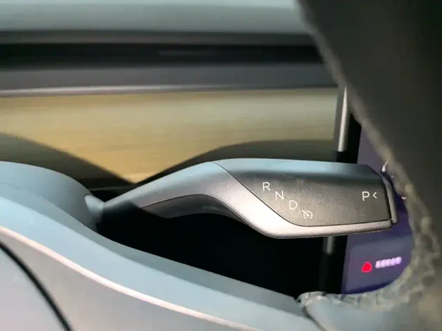 Tesla Model Y — Фото автомобиля 13