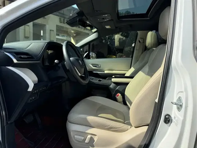 Toyota Granvia 2022 2.5L Hybrid Noble Edition — Фото автомобиля 4