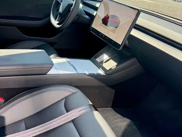 Tesla Model 3 — Фото автомобиля 12