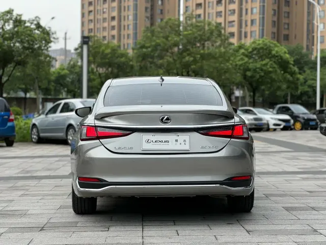 Lexus ES — Фото автомобиля 5