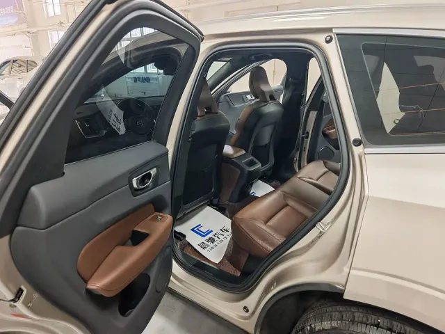 Volvo XC60 — Фото автомобиля 9