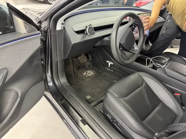 Tesla Model 3 — Фото автомобиля 4