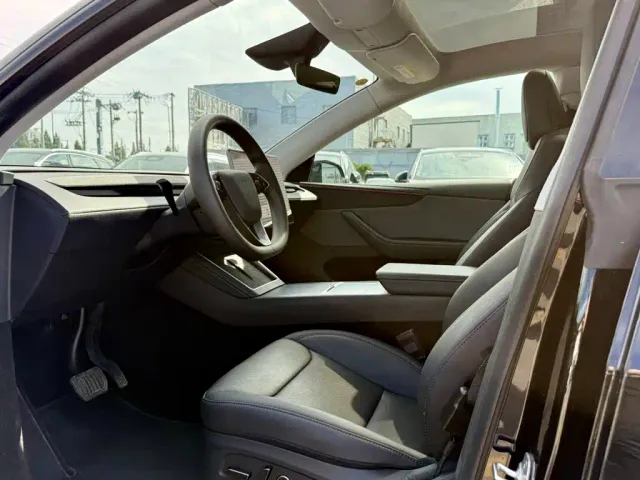 Tesla Model Y — Фото автомобиля 9