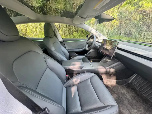 Tesla Model 3 — Фото автомобиля 10