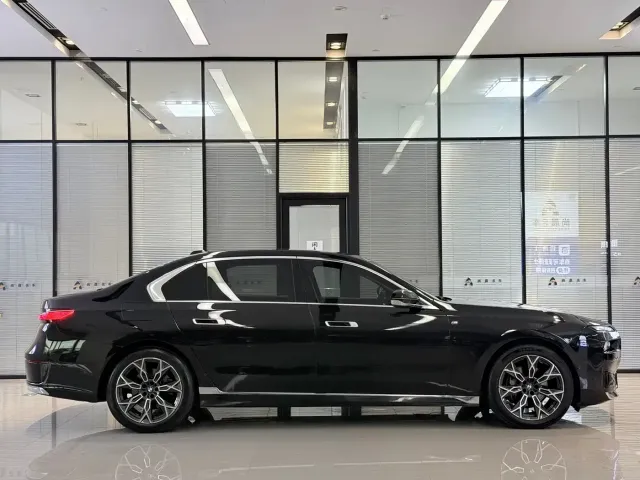 BMW BMW 7 Series 2023 Model 735Li Luxury Package — Фото автомобиля 17