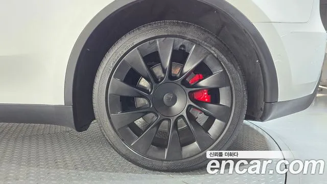 Tesla Model Y — Фото автомобиля 6