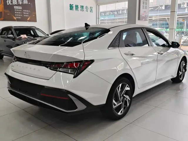 Hyundai Elantra — Фото автомобиля 10