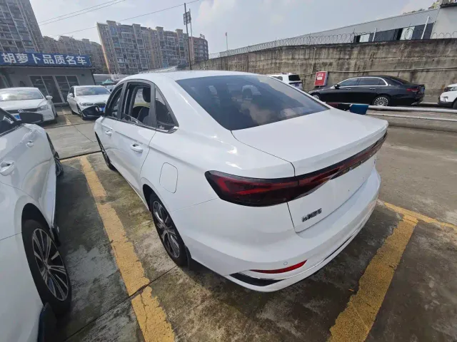Geely Emgrand — Фото автомобиля 14