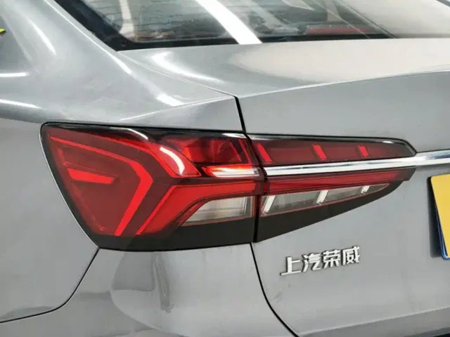 Roewe i5 — Фото автомобиля 14