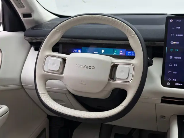 Lynk & Co 900 — Фото автомобиля 12