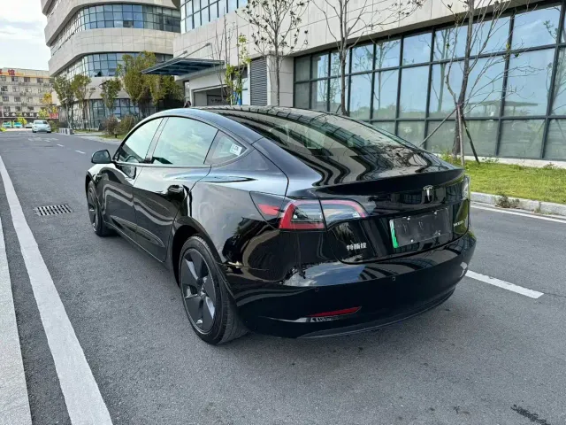 Tesla Model 3 — Фото автомобиля 9