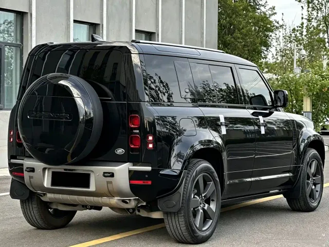 Land Rover Defender — Фото автомобиля 12