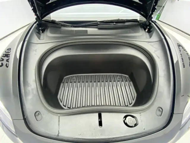 Tesla Model 3 — Фото автомобиля 12