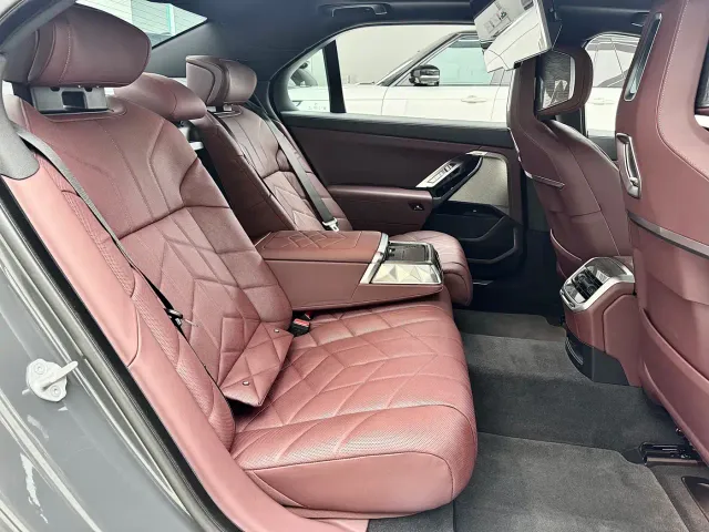 BMW i7 — Фото автомобиля 11