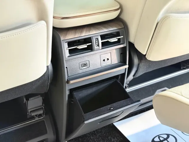 Lexus LM — Фото автомобиля 17