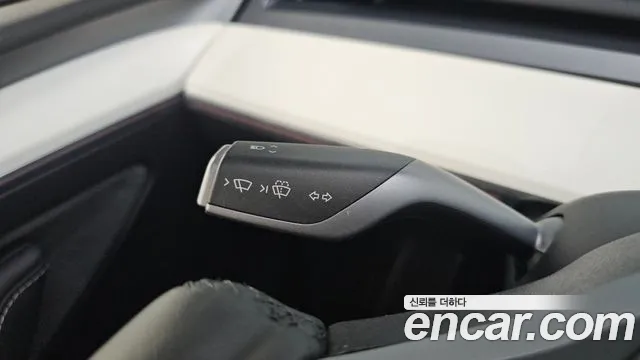 Tesla Model Y — Фото автомобиля 30