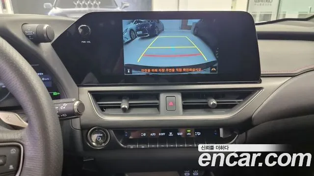 Lexus UX — Фото автомобиля 14