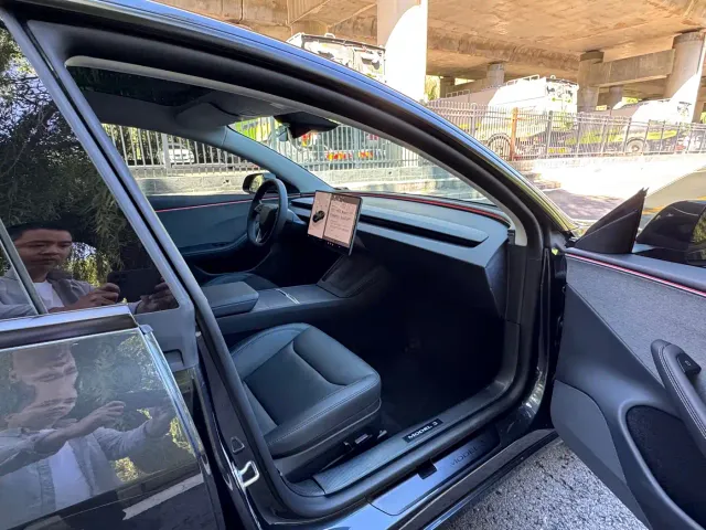 Tesla Model 3 — Фото автомобиля 11