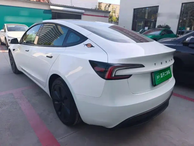 Tesla Model 3 — Фото автомобиля 4