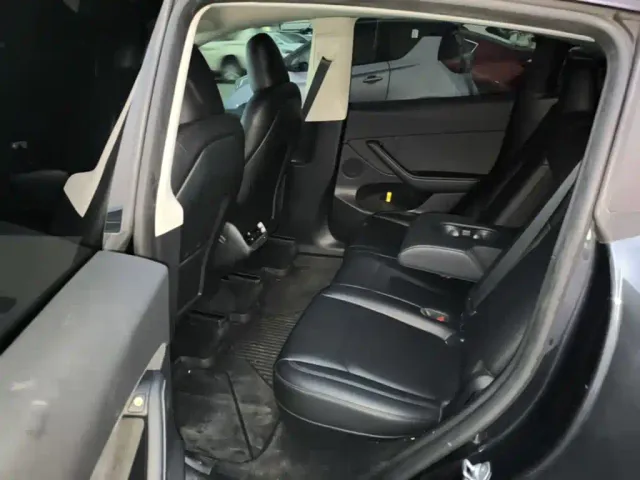 Tesla Model Y — Фото автомобиля 16