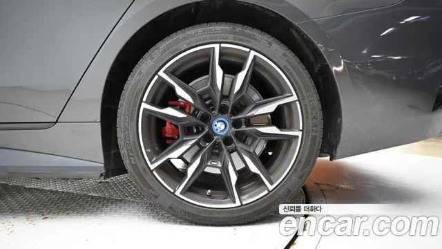 BMW i4 — Фото автомобиля 5