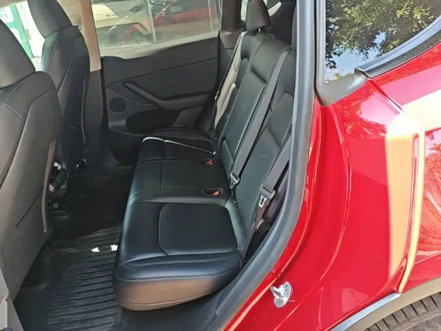 Tesla Model Y — Фото автомобиля 16