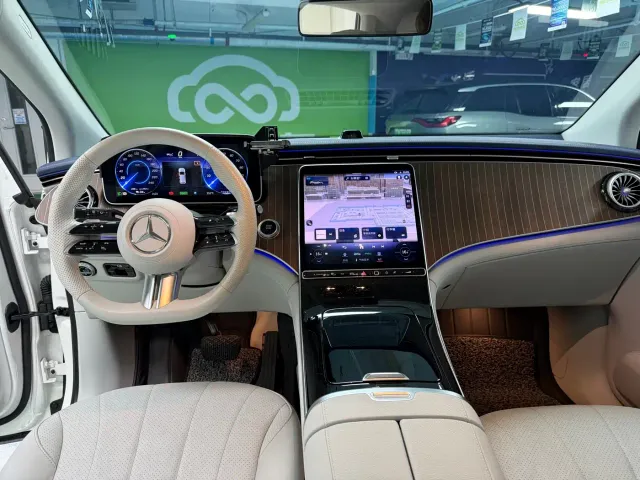 Mercedes-Benz EQE SUV — Фото автомобиля 15