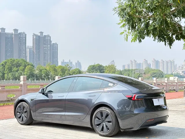 Tesla Model 3 — Фото автомобиля 7