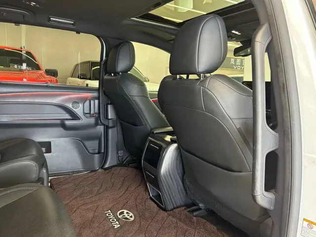 Toyota Sienna — Фото автомобиля 21