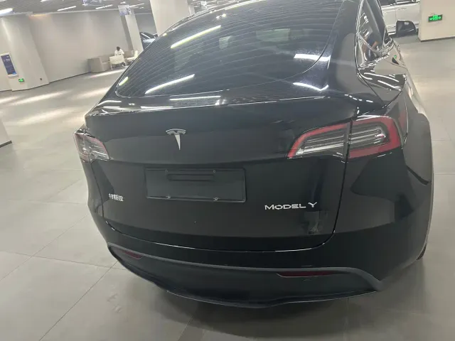 Tesla Model Y — Фото автомобиля 6