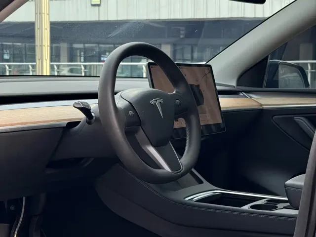 Tesla Model Y — Фото автомобиля 2
