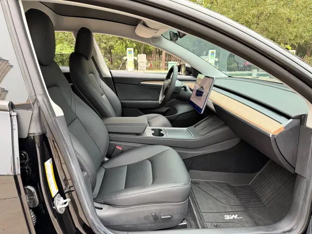 Tesla Model 3 — Фото автомобиля 12