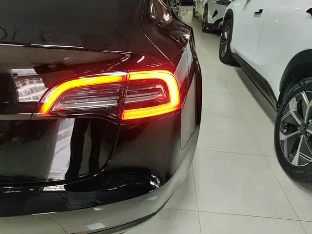 Tesla Model 3 — Фото автомобиля 7