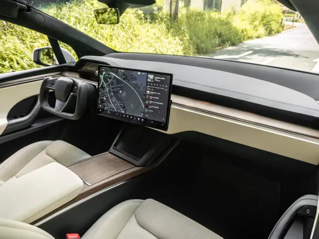 Tesla Model X — Фото автомобиля 14