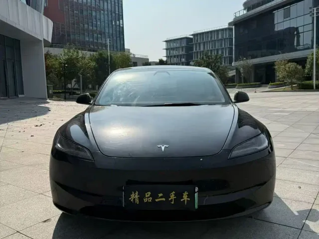 Tesla Model 3 — Фото автомобиля 2
