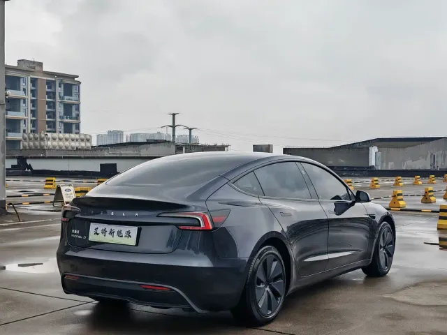 Tesla Model 3 — Фото автомобиля 7
