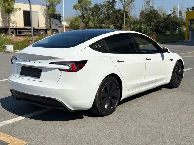 Tesla Model 3 — Фото автомобиля 19