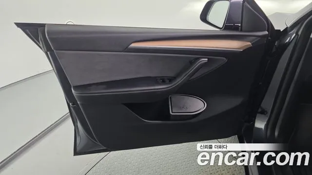 Tesla Model Y — Фото автомобиля 23