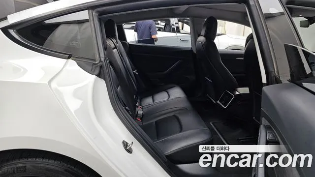Tesla Model 3 — Фото автомобиля 10