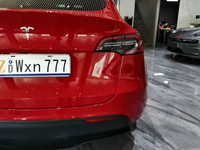 Tesla Model Y — Фото автомобиля 27
