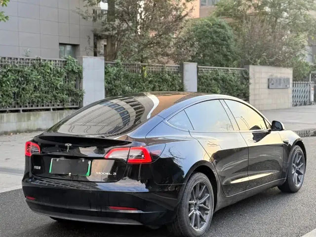 Tesla Model 3 — Фото автомобиля 8
